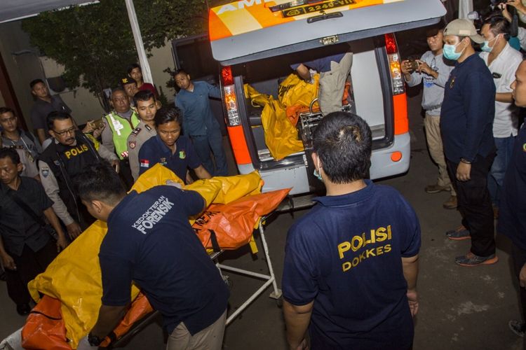 Petugas forensik RS Polri Kramatjati menurunkan jenazah korban kebakaran pabrik kembang api di Instalasi Kedokteran Forensik RS Polri Kramatjati, Jakarta, Kamis (26/10/2017). Petugas medis akan melakukan otopsi terhadap 47  jenazah korban kebakaran di pabrik petasan PT Panca Buana Cahaya Sukses untuk melengkapi proses identifikasi oleh kepolisian. 