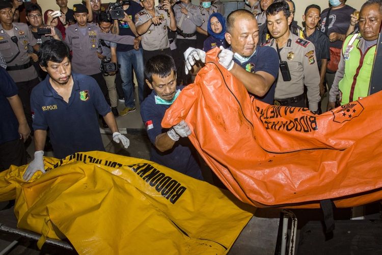 Petugas forensik RS Polri Kramatjati menurunkan jenazah korban kebakaran pabrik kembang api di Instalasi Kedokteran Forensik RS Polri Kramatjati, Jakarta, Kamis (26/10/2017). Petugas medis akan melakukan otopsi terhadap 47 jenazah korban kebakaran di pabrik petasan PT Panca Buana Cahaya Sukses untuk melengkapi proses identifikasi oleh kepolisian. (ANTARA FOTO / GALIH PRADIPTA)