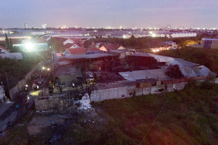 Petugas kepolisian Polda Metro Jaya berada di lokasi pabrik petasan yang terbakar di Kosambi, Tangerang, Banten, Kamis (26/10/2017). Kebakaran yang diduga akibat dari ledakan salah satu tempat pembuatan kembang api itu menewaskan setidaknya 47 orang karyawan dan puluhan lainnya terluka bakar.