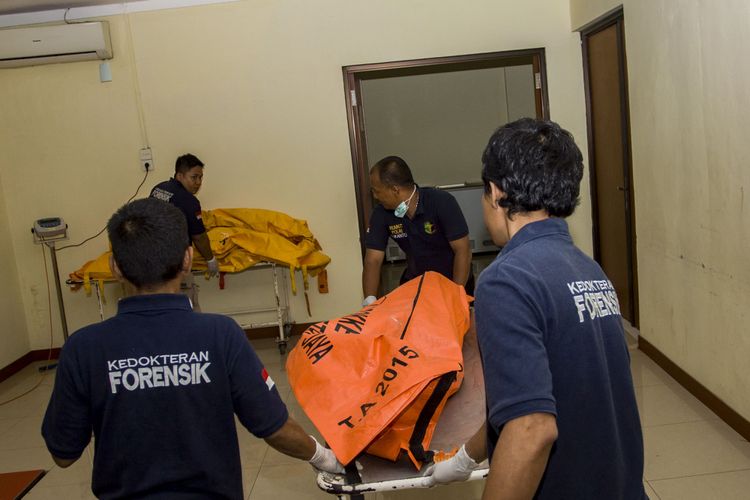 Petugas forensik RS Polri Kramatjati menurunkan jenazah korban kebakaran pabrik kembang api di Instalasi Kedokteran Forensik RS Polri Kramatjati, Jakarta, Kamis (26/10/2017). Petugas medis akan melakukan otopsi terhadap 47  jenazah korban kebakaran di pabrik petasan PT Panca Buana Cahaya Sukses untuk melengkapi proses identifikasi oleh kepolisian.