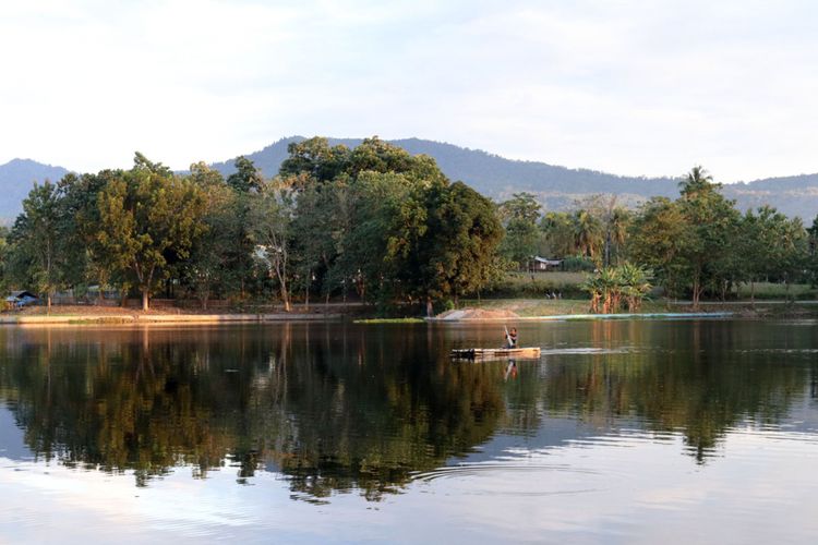 Danau P erintis yang berada di Suwawa, Bone Bolango. Danau ini dulunya adalah kawasan berair yang dibendung untuk memenuhi kebutuhan air di persawan sekitarnya.