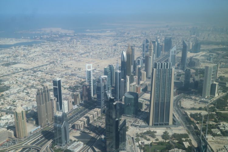 Pemandangan gedung-gedung di Kota Dubai dilihat dari lantai 148 Gedung Burj Khalifa, Dubai, Uni Emirates Arab, Kamis (27/10/2017).