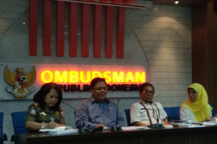 Anggota Ombudsman RI Adrianus Meliala bersama jajaran Pemprov DKI Jakarta menyampaikan hasil investigas Ombudsman terkait maladministrasi Satpol PP DKI menata PKL, Kamis (2/11/2017).