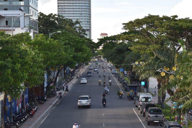 Jalan di kota Da Nang, Vietnam, luas dan lebar. Kota ini mendapat dukungan pembangunan infrastruktur besar- besaran di bawah kepemimpinan Nguyen Ba Thanh.
