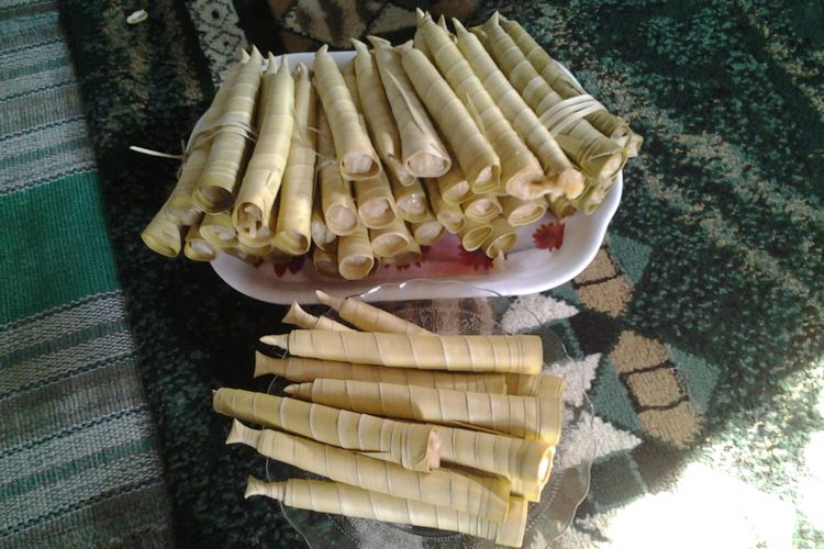 Dumbek, makanan khas Rembang yang dibungkus daun Lontar. KOMPAS.travel /Slamet Priyatin 