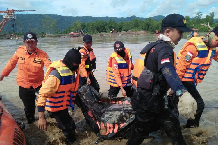 Tim SAR menemukan tiga jenazah diduga terjatuh dari jembatan putus di Banjarnegoro Kecamatan Wonosobo Kabupaten Tanggamus.