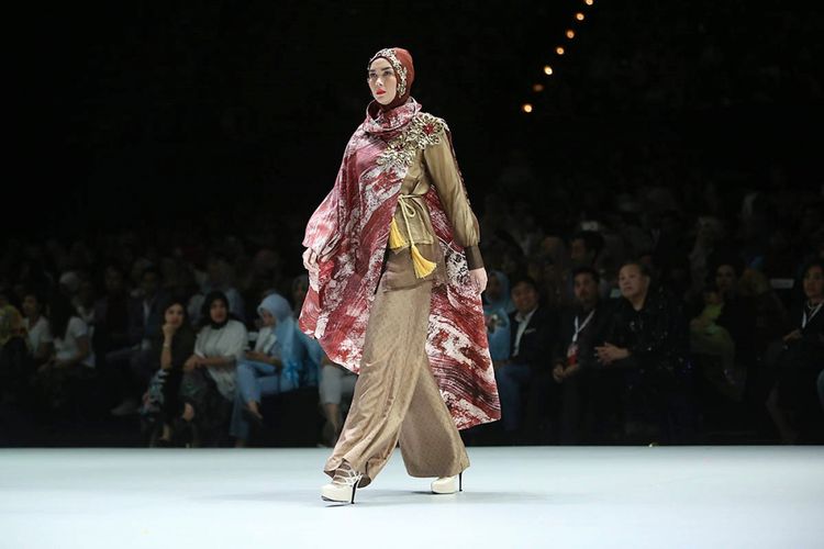Model memeragakan busana rancangan Dian Pelangi dengan tema Warda Youniverse pada Indonesia Fashion Week 2017 di Jakarta Convention Center, Jakarta, Sabtu (4/2/2017). Indonesia Fashion Week mengangkat sebuah tema yaitu Celebration of Culture dan akan berlangsung hingga 5 Febuari 2017.