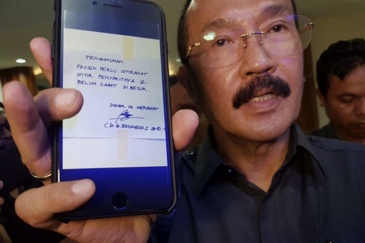Pengacara Ketua DPR Setya Novanto, Fredrich Yunadi sempat menunjukan foto pengumuman di pintu ruang rawat Setya Novanto 