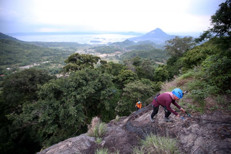 Wartawan Kompas.com saat pemanjatan via Ferrata untuk mencapai hotel gantung Padjajaran Anyar yang terletak di tebing Gunung Parang, Purwakarta, Jawa Barat setinggi 500 meter, Sabtu (18/11/2017). Hotel gantung ini diklaim sebagai hotel gantung tertinggi di dunia mengalahkan ketinggian hotel gantung di Peru.