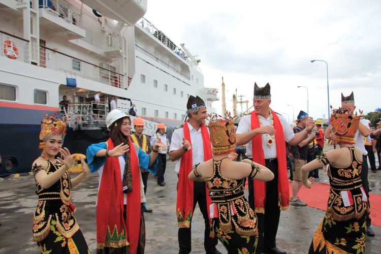 Crew kapal pesiar sedang menari saat berlabuh di Pelabuhan Tanjungwangi Banyuwangi
