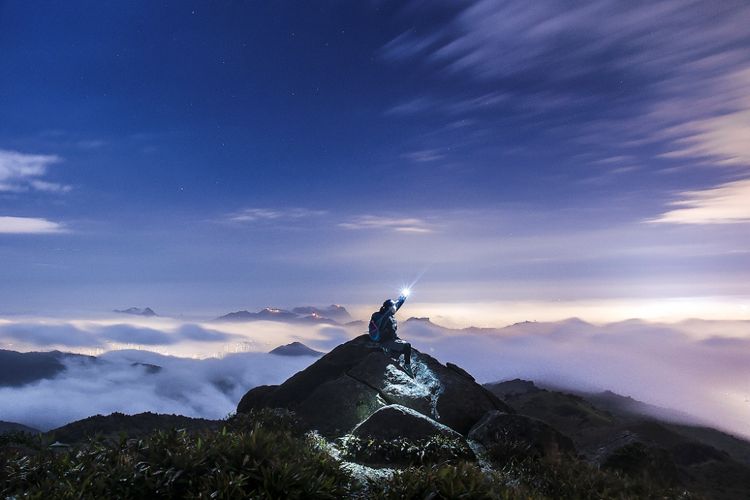 Lautan awan di puncak gunung yang tenang di Tai Mo Shan, puncak tertinggi di Hong Kong, berdiri setinggi 957 meter.(Jessica Li)