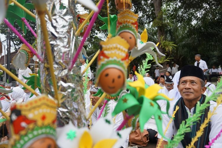Warga Banyuwangi mengikuti selamatan di Festival Endog-endogan Banyuwangi
