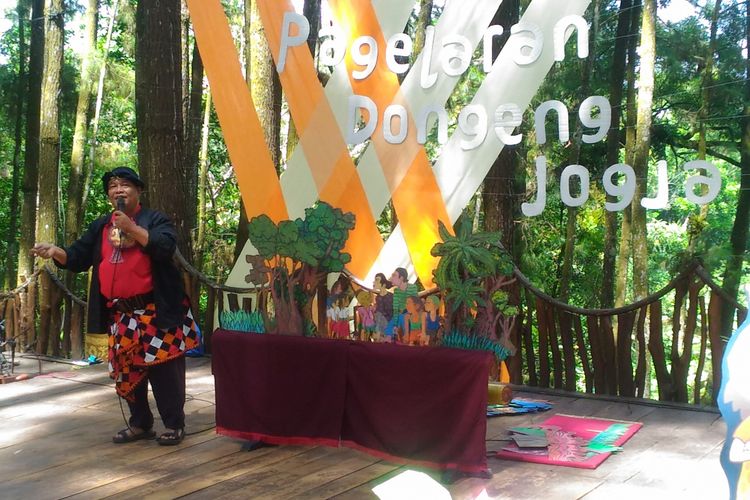 Bagong Subarjo, seorang dalang asal Kota Yogyakarta yang mendongengkan legenda tentang Timun Mas di Hutan Sekolah Hutan Pinus Sari, Desa Mangunan, Kecamatan Imogiri, Kabupaten Bantul, DI Yogyakarta, Sabtu (9/12/2017). 