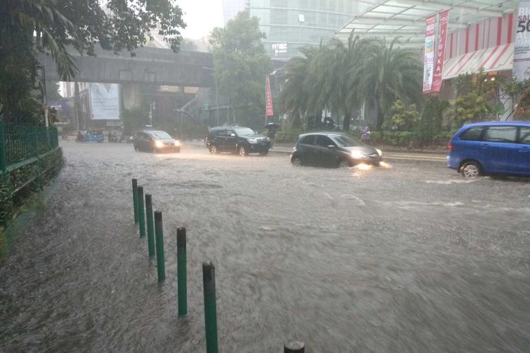 Genangan di Blok M, Jakarta Selatan, Senin (11/12/2017).