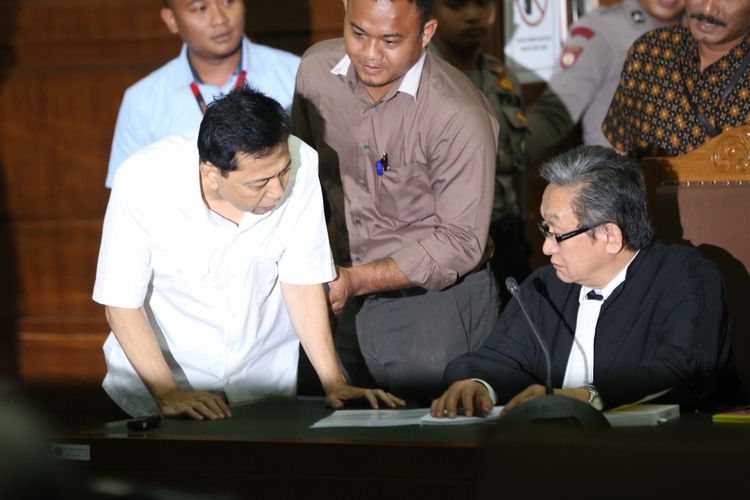 Setya Novanto memasuki ruang sidang di Gedung Pengadilan Tipikor, Jakarta, Rabu (13/12/2017).(Kompas.com/Garry Andrew Lotulung)