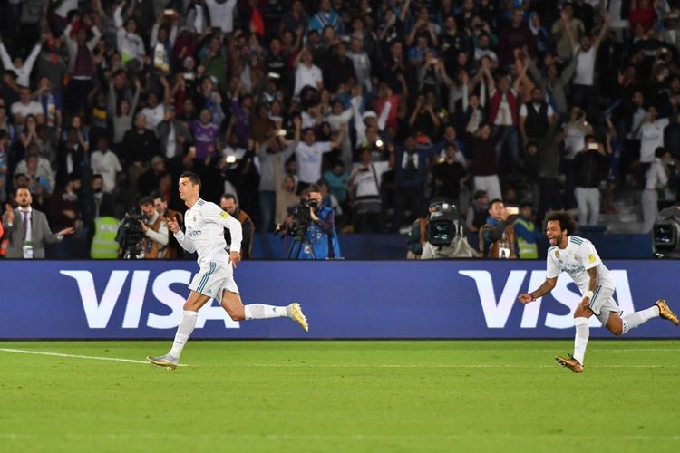 Cristiano Ronaldo (kiri) merayakan gol Real Madrid ke gawang Gremio pada partai final Piala Dunia Antarklub di Stadion Syeikh Zayed Sports Club, Abu Dhabi, Sabtu (16/12/2017) waktu setempat.(GIUSEPPE CACACE/AFP)