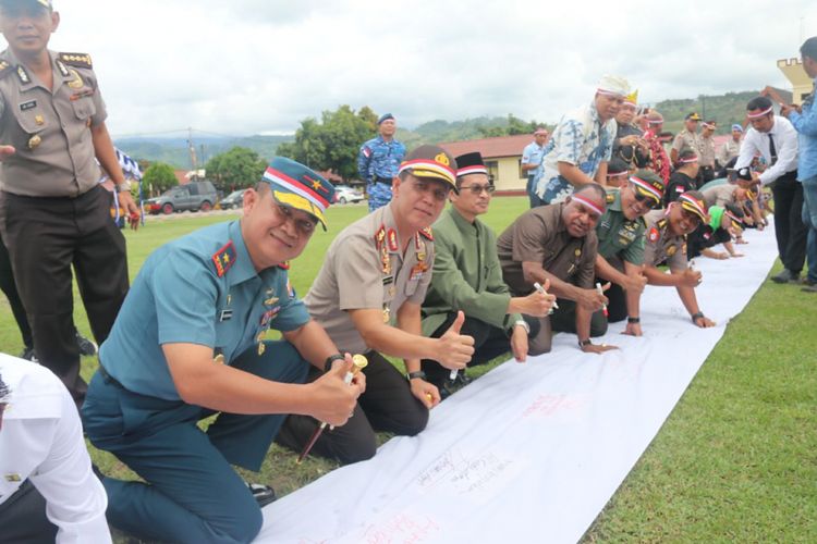 Kapolda Papua Irjen Pol Boya Rafli Amar bersama unsur gabungan TNI, Pemerintah dan masyarakat menandatangani kain putih, sebagai wujud kebersamaan dalam menciptakan Pilkada yang damai di Papua