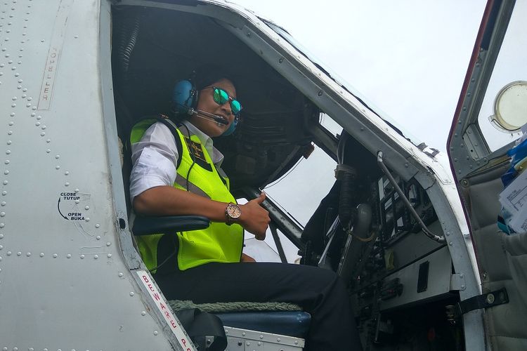 Widhi Utami usai menerbangkan pesawat Twin Otter dari Nabire ke Manokwari, Kamis (21/12/2017).