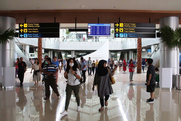 Antusias masyarakat saat ingin mencoba kereta api bandara di Stasiun Bandara Soekarno-Hatta, Tangerang,Banten, Selasa (26/12/2017)