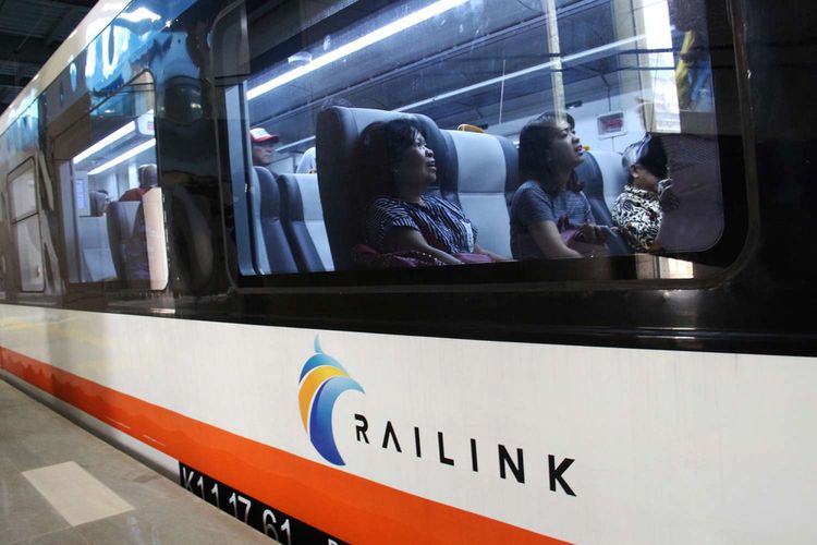 Antusias masyarakat saat mencoba kereta api bandara di Stasiun Sudirman Baru, Jakarta, Selasa (26/12/2017).Uji coba KA Bandara Soekarno-Hatta dilakukan hingga peresmian operasinya pada 2 Januari 2018. Selama uji coba, PT KAI telah menetapkan harga tiket yang bisa dibeli warga, yakni Rp 30.000.(MAULANA MAHARDHIKA)
