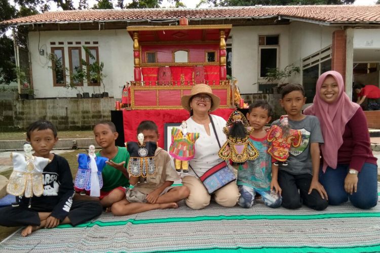 Sanggar budaya Rumah Cinta Wayang memperkenalkan Wayang Potehi pada anak-anak. Pagelaran Wayang Potehi menjadi sarana pendidikan karakter bagi anak-anak.
