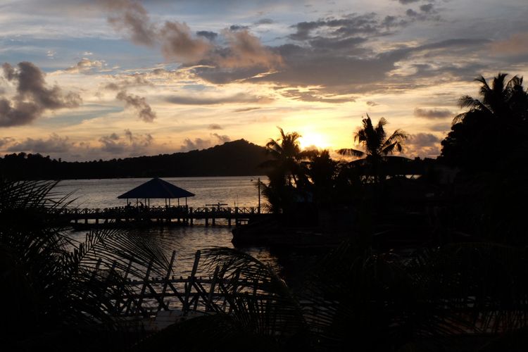 Pemandangan senja di Banda Neira.