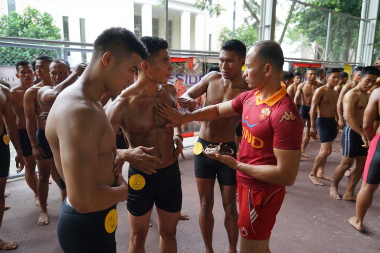 Anggota Paspampres mempersiapkan diri untuk mengikuti lomba body contest di Mako Paspampres, Kamis (28/12/2017).