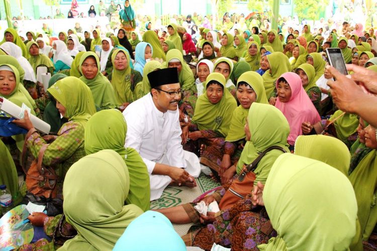  Saifullah Yusuf berada di tengah-tengah anggota dan pengurus Muslimat NU saat menghadiri acara Halaqoh Muslimat NU di Kabupaten Gresik.