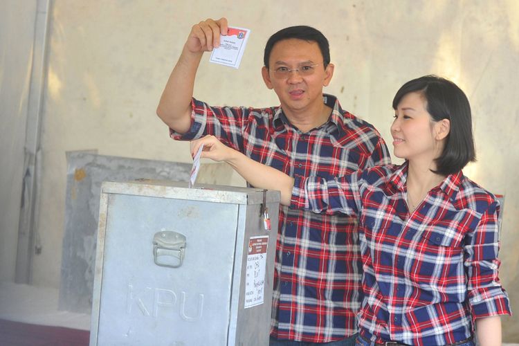 Basuki Tjahaja Purnama atau Ahok didampingi istrinya Veronica Tan menggunakan hak pilihnya dalam Pilkada DKI Jakarta 2017 di TPS 54 Pantai Mutiara, Penjaringan, Jakarta Utara, Rabu (15/2/2017).(KOMPAS/RADITYA HELABUMI)