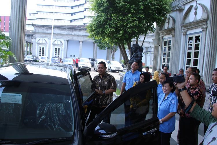 Wali Kota Semarang Hendrar Prihadi memeriksa mobil yang akan dihibahkan ke Perusahaan Daerah Air Minum Kota Semarang, Jumat (12/1/2017)
