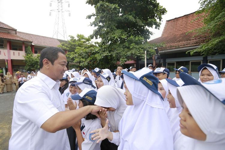 Wali Kota Semarang Hendrar Prihadi berdialog dengan pelajar SMP Negeri 18 Semarang, Senin (15/1/2018).