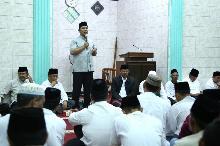 Wali Kota Semarang Hendrar Prihadi menjalankan ibadah sholat isya berjamaah di Kelurahan Kalibanteng Kulon, Kecamatan Semarang Barat, Selasa (16/1/2018).
