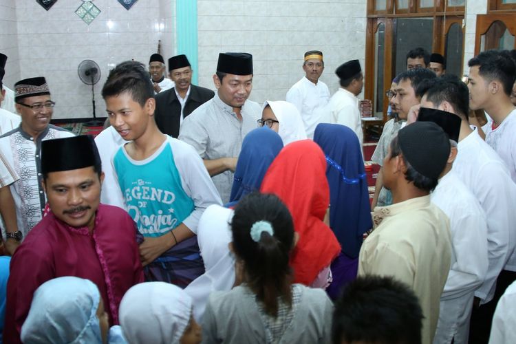 Wali Kota Semarang Hendrar Prihadi menjalankan ibadah sholat isya berjamaah di Kelurahan Kalibanteng Kulon, Kecamatan Semarang Barat, Selasa (16/1/2018)