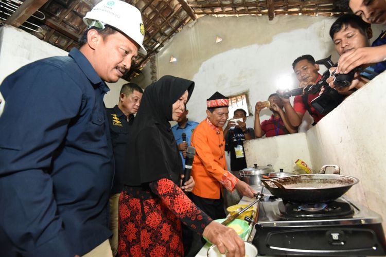 Masyarakat Mojokerto kini dapat menikmati jaringan gas untuk rumah tangga. Menteri ESDM Ignasius Jonan meresmikan Jaringan Gas untuk Rumah Tangga di Mojokerto, Jawa Timur, Rabu (9/2/2018)