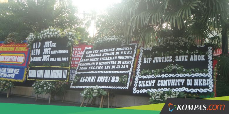 Karangan Bunga Berwarna Hitam di Balai Kota