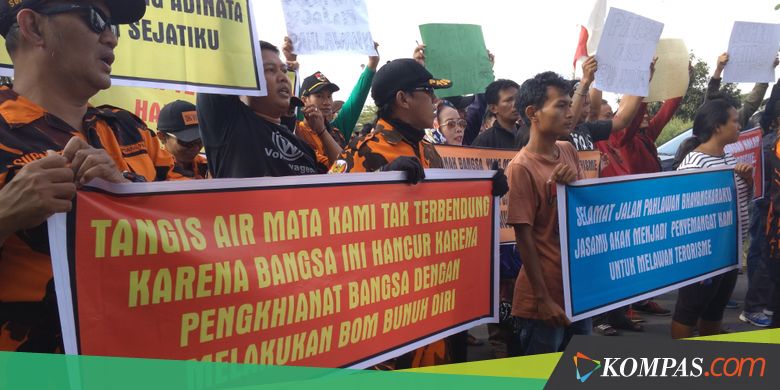Aksi Solidaritas Sambut Jenasah Bripda Imam di Bandara Adisumarmo