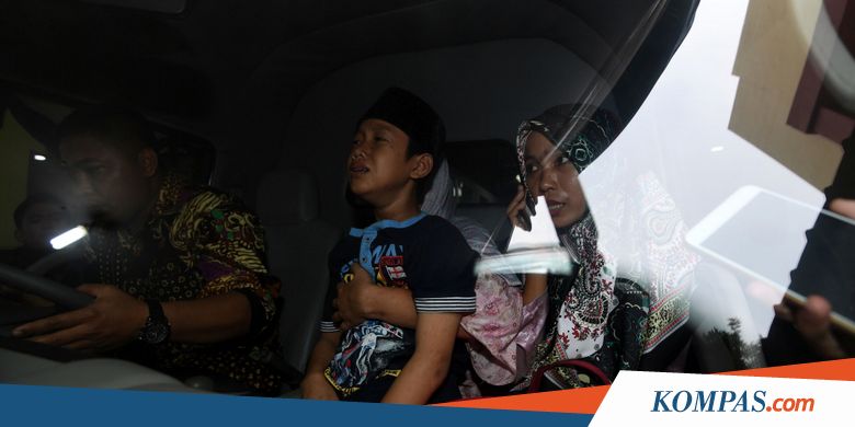 Istri Korban Ledakan Pabrik Mercon, Menahan Sedih Sambil Memeluk Anak