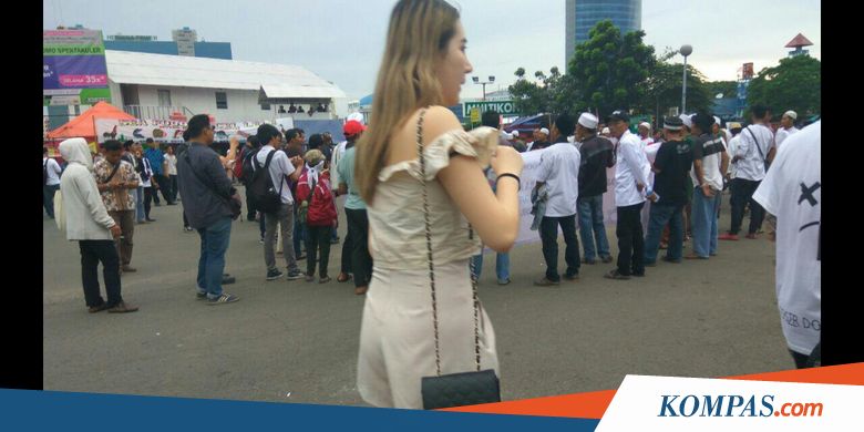 Pengunjuk Rasa Teriaki Pengunjung DWP Berpakaian Mini yang Melintas