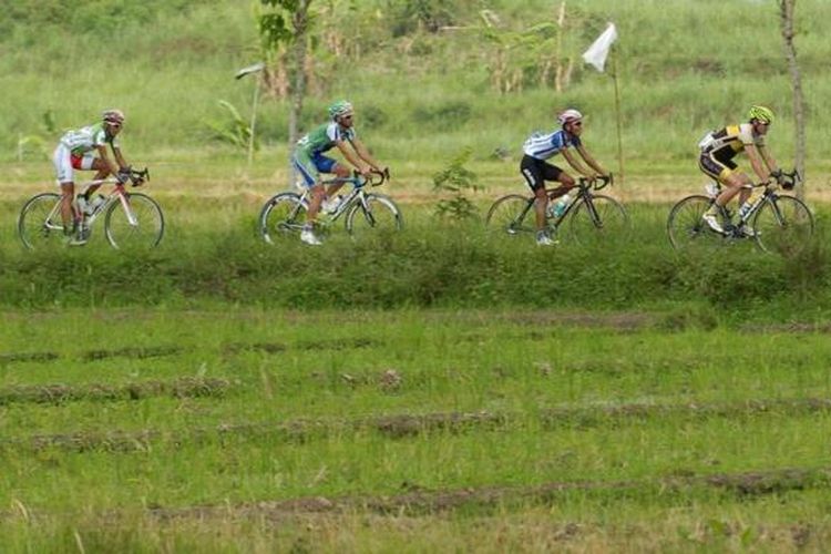 Pebalap menyelesaikan etape pertama Tour de Ijen 2012 yang menempuh jarak 124,7 kilometer dari Kota Banyuwangi menuju Pulau Merah, Banyuwangi, Jawa Timur, Jumat (7/12/2012) Pebalap Uzbekistan Denis Shaymanov memenangi etape ini.