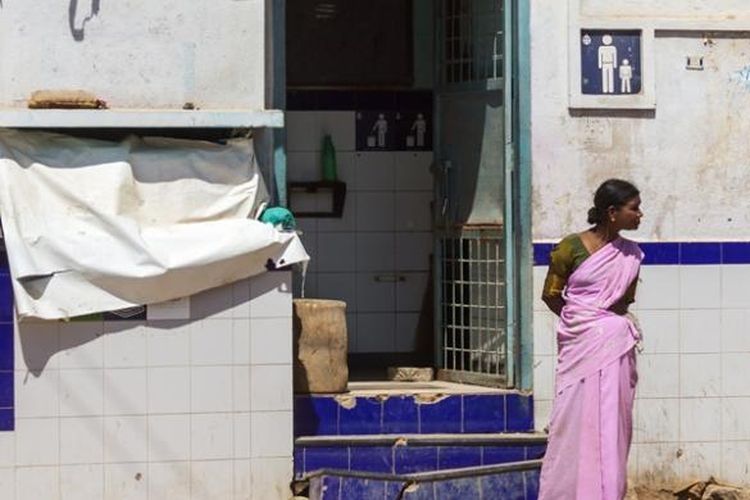 Menurut data WHO, hampir separuh penduduk India belum memiliki toilet permanen di kediaman mereka.