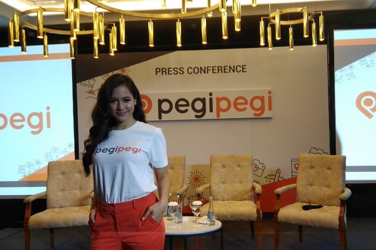 Artis peran Pevita Pearce ditemui saat launching Logo Baru dan Brand Ambassador Pegipegi di Jakarta, Selasa (5/12/2017). Sosok Pevita Pearce dianggap mampu mewakili sosok anak muda yang fun, energetic, dan gemar traveling ke berbagai destinasi seru, baik di Indonesia maupun mancanegara.(KOMPAS.com / WAHYU ADITYO PRODJO)