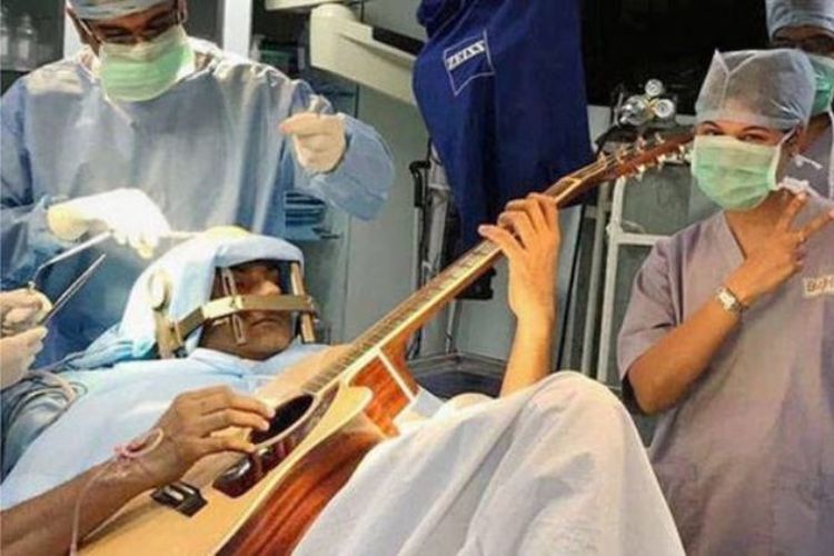 Abhishek Prasad tetap dalam keadaan sadar saat memainkan gitarnya di tengah operasi otak. 