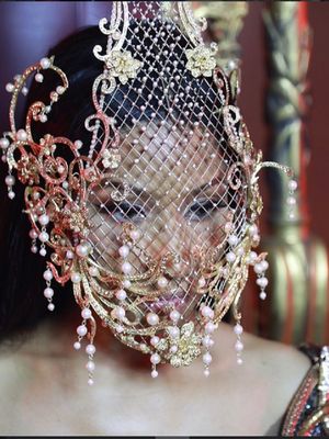 Artis musik Nicki Minaj mengenakan topeng karya Rinaldy A Yunardi.