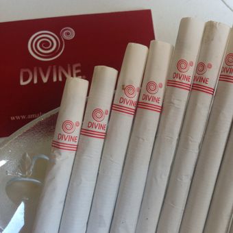 Rokok Divine yang dikembangkan Greta Zahar untuk terapi kesehatan. (Kontributor Semarang, Nazar Nurdin)