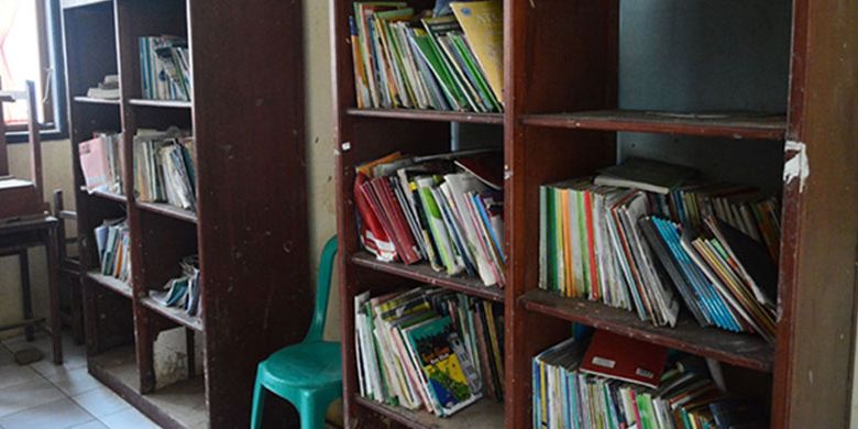 Potret Perpustakaan SDN 47 Manado (24/7) memanfaatkan ruang serbaguna untuk menyimpan koleksi buku bacaan bagi para siswa. Namun seiring perkembangan waktu, sebagian besar buku disimpan di pojok bacaan kelas agar tidak terancam dengan genangan air banjir.