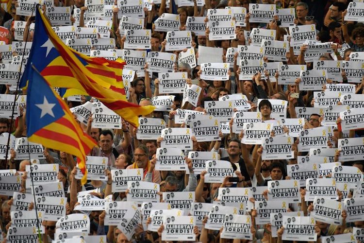 Massa pendukung pro-kemerdekaan Catalonia menggelar demo di Barcelona, Spanyol, pada 21 Oktober 2017. Mereka menyerukan pembebasan dua orang pimpinan Catalonia yang ditahan pihak Madrid. 