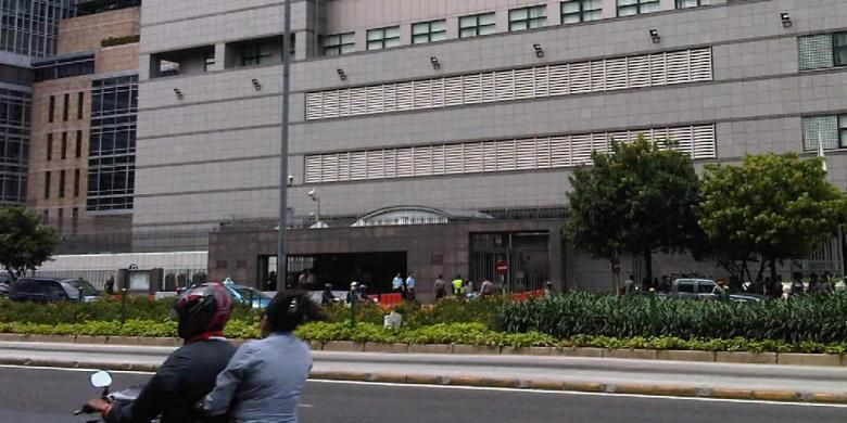 Ratusan polisi dikerahkan untuk menjaga Kedutaan Besar Jepang di Jalan Thamrin, Jakarta, Rabu (5/12/2012). (Kompas/Hamzirwan)
