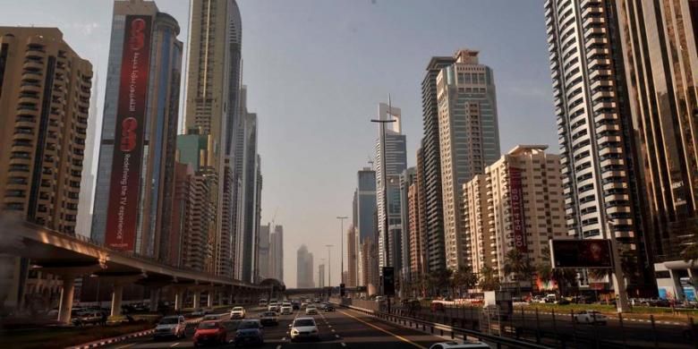 Gedung-gedung pencakar langit tumbuh di kawasan pusat bisnis utama di Jalan Sheikh Zayed, Kota Dubai, Uni Emirat Arab, Kamis (10/1/2013). Dubai yang di awal tahun 1990-an merupakan kota nelayan kecil kini menjelma menjadi pusat perekonomian dan pariwisata di kawasan Timur Tengah. Penduduk Dubai saat ini sekitar enam juta jiwa dan 80 persen merupakan ekspatriat yang bekerja di berbagai sektor bisnis.