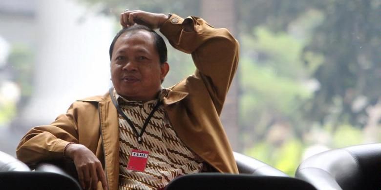 I Wayan Koster dari (Fraksi PDI-P) memenuhi panggilan penyidik Komisi Pemberantasan Korupsi (KPK), Jakarta, Senin (11/2/2013). Tampak I Wayan Koster sedang menunggu panggilan di lobbi KPK. Koster diperiksa sebagai saksi tersangka dalam kasus Hambalang Andi Alfian Mallarangeng dan Deddy Kusdinar.