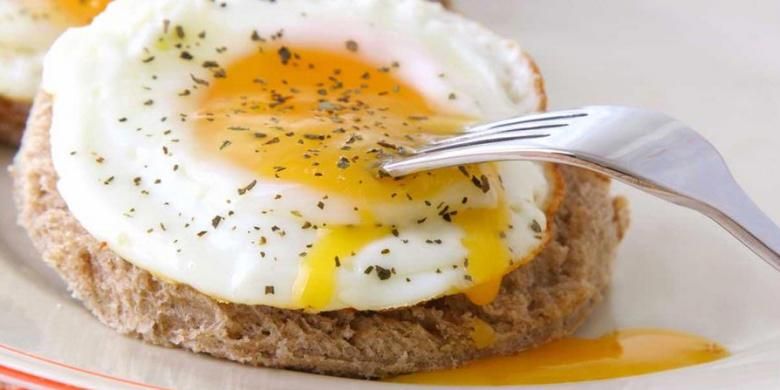 Pilih makan putih telur di restoran junk food.(SHUTTERSTOCK)